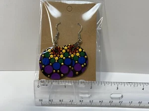 Handbemalte Mandala Punkte Kunst baumelnde Ohrringe von JaDeL - Bild 1 von 2