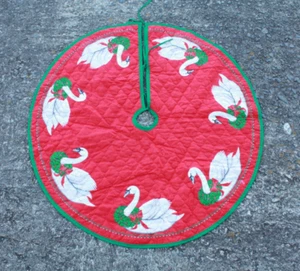 Vintage Handarbeit weiß & rot Schwanenbaum Rock 34" gesteppt EUC Weihnachten Urlaub - Bild 1 von 5