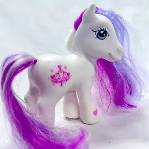 My Little Pony Royalette MLP G3 2002 Blanco con Tiara Rosa Corazones Pie Magnético - Imagen 1 de 7