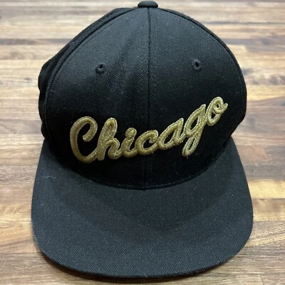 Gorra Mitchell & Ness Chicago Bulls con tirantes negra logotipo dorado Foto 1 de 4