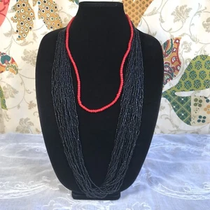 Lotto 2 Collane Perline Commercio Africano Vetro Rosso Bianco Cuore Seme Nero Perline Stratificate - Foto 1 di 10