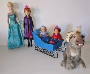 Anna und Elsa, 2 große und 2 kleine Puppen, Schlitten und Rentier, guter Zustand - Bild 1 von 7