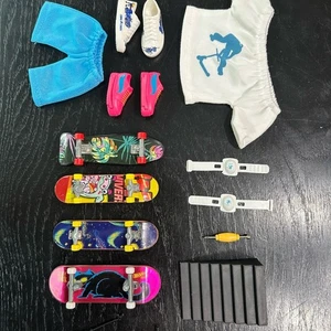 Mini Finger Skateboard Toy Set with Accessories- clothing shoes boards tools - Picture 1 of 3