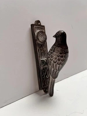 Golpe de puerta de metal Anthropologie Woodpecker Foto 1 de 4