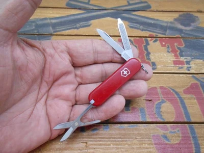 Navaja suiza victorinox classic sd 58mm roja Foto 1 de 4