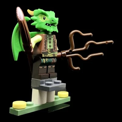 LEGO © PEDESTAL + DUNGEONS & DRAGONS GREEN DRAGONBORN ALAX JADESCALES Arcade - Image 1 of 4