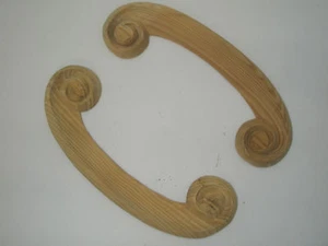 Par decorativo de pergaminos arqueados medianos de pino tallado a mano (419) - Imagen 1 de 2