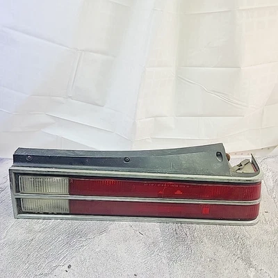 GM 16502680 1985 Buick Skylark conjunto de lanterna traseira de passageiro destro com acabamento cromado original de fábrica - Imagem 1 de 4