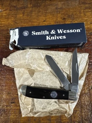Smith & Wesson Bullseye  Small Trapper Buffalo Horn Pocket Knife -NEW Box Torn - Image 1 of 4
