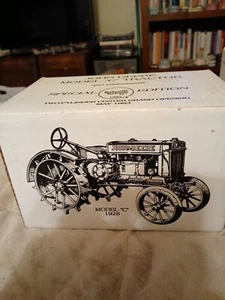JOHN DEERE Model C by ERTL 2 Cylinder Club in 1/16 SCALE NIB - Picture 1 of 4