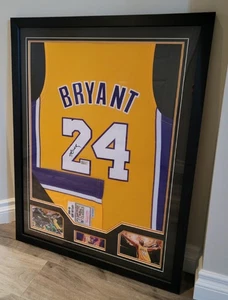 Framed 08-09 Kobe Bryant Signed Autographed M&N Los Angeles Lakers Jersey - Bild 1 von 10