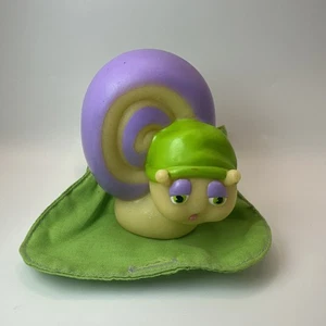 Juguete Hasbro Glo Friends Snail Bug 1984 de colección con cama verde - Brilla en la oscuridad - Imagen 1 de 10