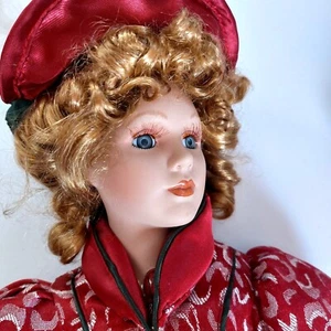 Poupée Porcelaine 40cm env. • ELEGANTE, TENUE BORDEAUX, BOUCLÉE, YEUX BLEUS - Picture 1 of 7