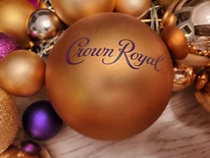CROWN ROYAL CHRISTMAS WREATH DISPLAY MAN CAVE HOLIDAY PURPLE GOLD - DAD GIFT - Picture 1 of 3