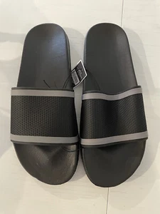Neu mit Etikett Herren West Loop Pantoletten Sandalen Größe 13 schwarz grau Streifen Strand Pool Slipper - Bild 1 von 6