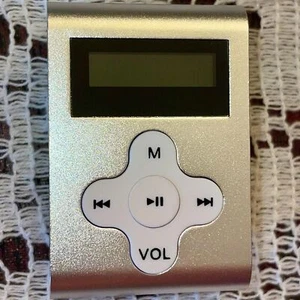 Eclipse Fit clip-on MP3 4 GB player small and rechargeable New 1.25 x 1.75 inch - Picture 1 of 6