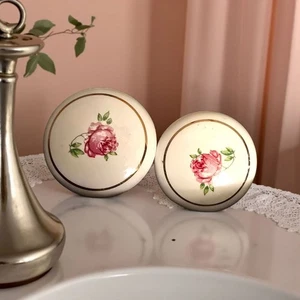Juego de 2 perillas de cajón de gabinete de porcelana con diseño floral rosa vintage - Imagen 1 de 6