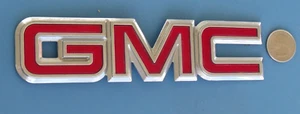 GMC RED/CHROME OEM REAR EMBLEM JIMMY TRUCK 97-06 98 99 00 02 03 04 05 15029627 - Imagen 1 de 4