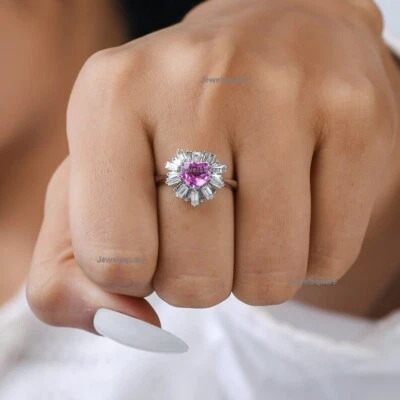 Anillo de oro blanco de 14 k con banda de amor de diamantes naturales y zafiro rosa talla corazón Foto 1 de 4