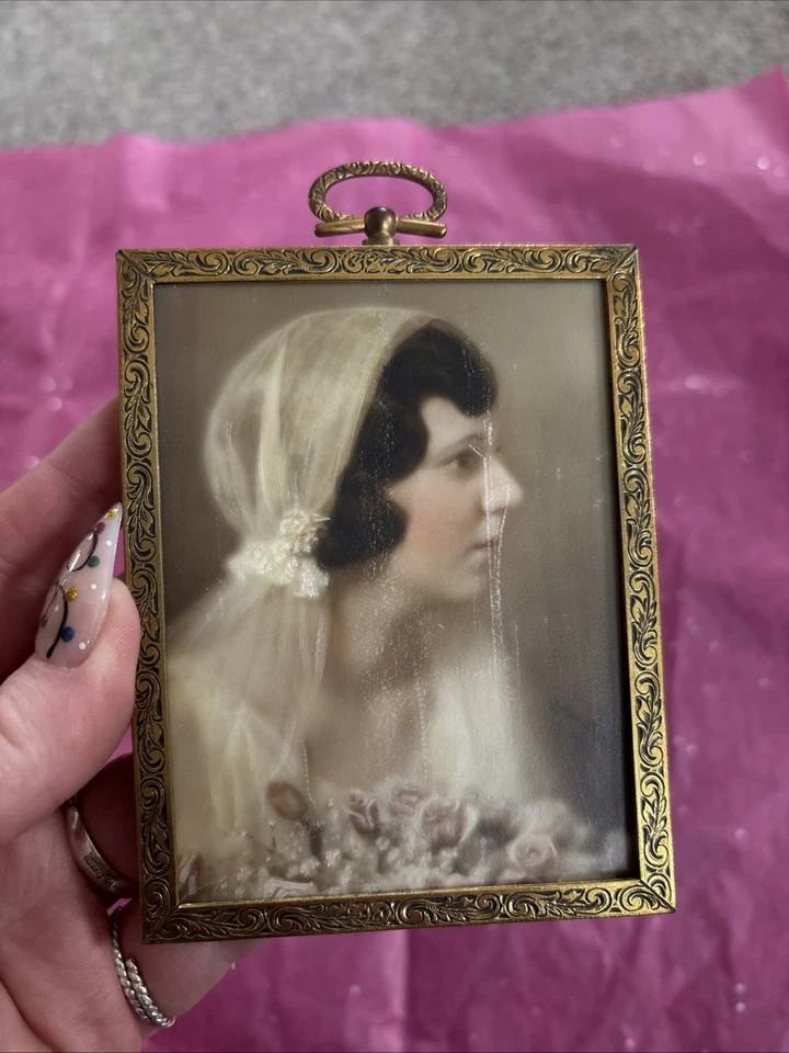 Marco de fotos antiguo de metal dorado  Foto 1 de 4