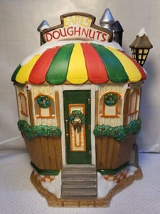 DE COLECCIÓN 1994 NAVIDAD EN LA CALLE PRINCIPAL "PERLAS DONUTS" PORCELANA CASA ILUMINADA - Imagen 1 de 12