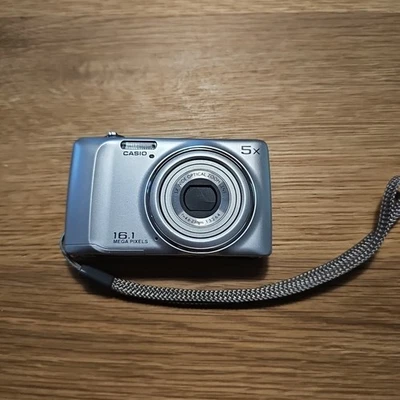 Digitalkamera Casio QV-R300 Silber Getestet Funktioniert Leichte Kratzer Kamera - Bild 1 von 4