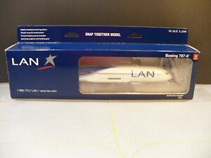 1:200 Hogan LAN Boeing 787-8 #1769 W/Gear & Stand