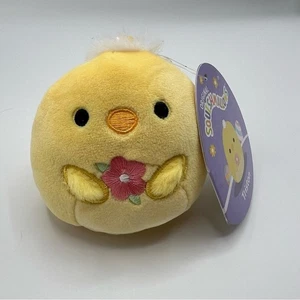 NUEVO CON ETIQUETAS Squishmallows Triston Chick 3" Clip Pascua 2023 con Flor Rosa - Imagen 1 de 8