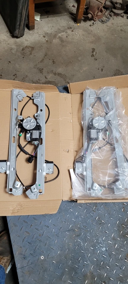 Juego de Montaje de Motor y Regulador Ventana Delantera - Montaje de Ventana ACI/Maxair 82122 Foto 1 de 2