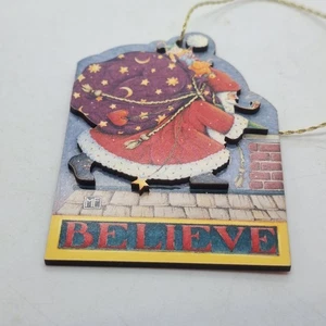 De colección Mary Engelbreit Adorno de Navidad 1986 ME Wood Die BELIEVE - Imagen 1 de 3