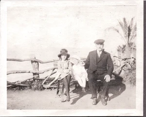 VINTAGE PHOTOGRAPH GIRLS HAT FASHION SANTA MONICA LOS ANGELES CALIFORNIA PHOTO - Picture 1 of 1