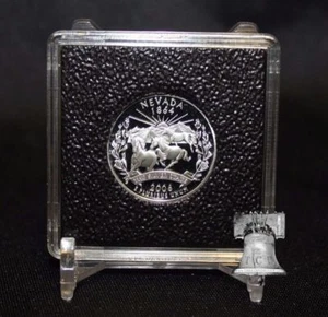 24mm Quarter 2x2 Coin Holder Display QUADRUM INTERCEPT Capsule Snap Case + Stand - Imagen 1 de 3