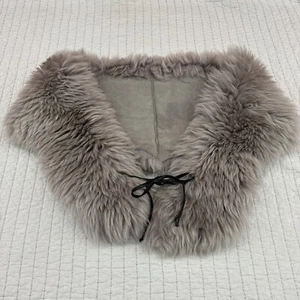 Scialle UGG Shearling in pelle di pecora grigio con spalle taglia O/S - Foto 1 di 13