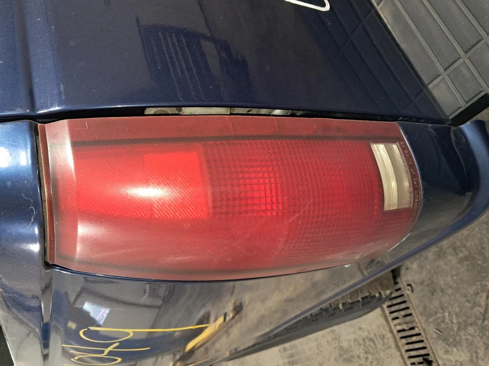 Conjunto de luz trasera izquierda usada se adapta a: Chevrolet 1500 1996 camioneta izquierda grado B Foto 1 de 4