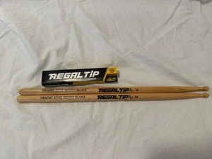 REGAL TIP Bacchette per batteria 5a punta in legno, GRAEME EDGE MOODY BLUES, NUOVE!! - Foto 1 di 9