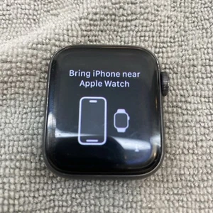 iWatch Apple SE (1ère génération) gris 40 mm (WiFi uniquement) aluminium céramique *VERROUILLÉ* - Photo 1 sur 13