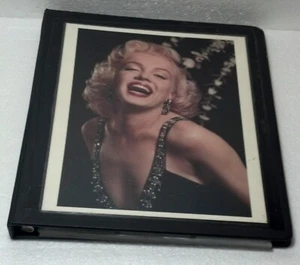 Juego de 100 tarjetas Marilyn Monroe Sports Time Card Company 1993 con carpeta casi nuevo/en muy buen estado - Imagen 1 de 7