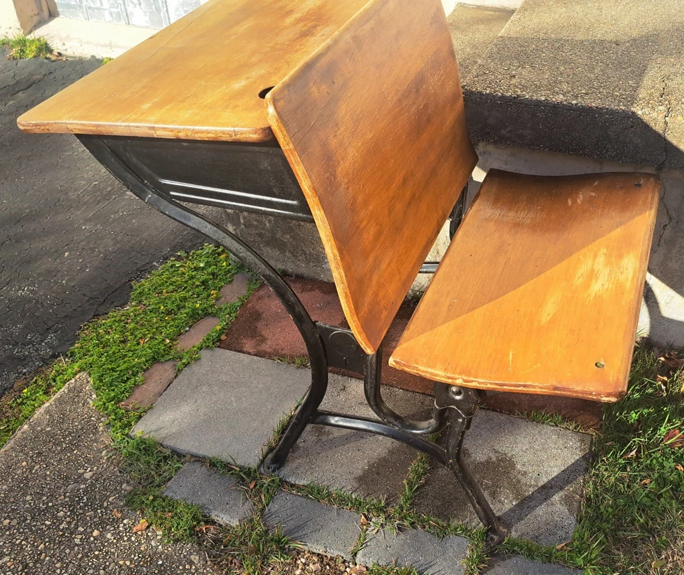 Antiguo escritorio escolar vintage American Seating Co. asiento plegable de madera y hierro fundido  Foto 1 de 4