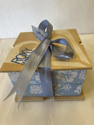 VACÍO Reloj Roxy Quiksilver Caja de Madera con Cinta Azul y Almohada FLORAL 4"x4" ¡Raro! Foto 1 de 4