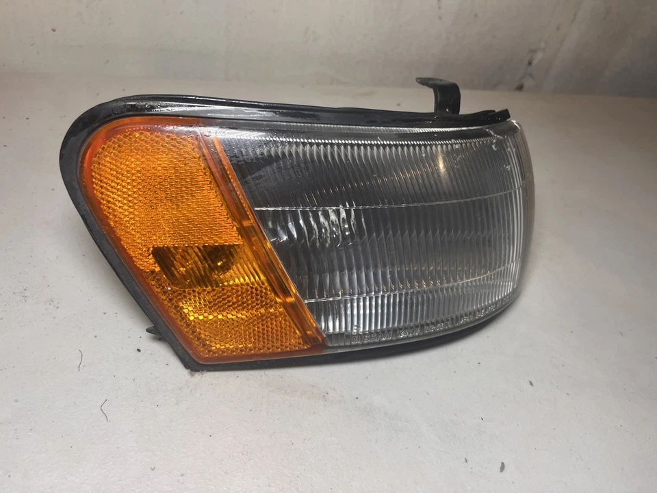 90-92 USDM OEM Infiniti M30 lâmpada de canto frontal conjunto 212-66170 FR/FL  - Imagem 1 de 4