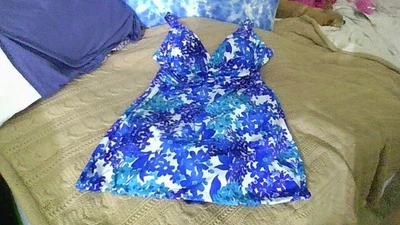 Traje de baño Suddenly Slim By Catalina vestido de una pieza L (12-14) azul floral tankini Foto 1 de 4