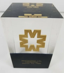 MET LIFE INSURANCE CO. GOLD METAL LUCITE BRIEFBESCHWERER 1968 LIFE CENTENNIAL AWARD - Bild 1 von 5