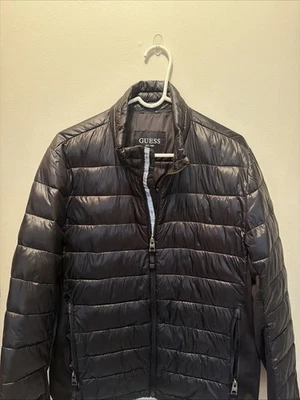 Jaqueta Guess Masculina Isolada Tampão Painéis Laterais Elásticos Vintage Tamanho G, Preta - Imagem 1 de 4