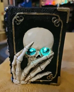 Libro Incantesimi Halloween Teschio Illumina Occhi Resina 6" Decorazione - Foto 1 di 10