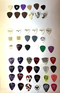 53 VERSCHIEDENE VINTAGE/GEBRAUCHTE GITARRENPLEKTREN - JERROD NIEMANN+++ - KUNSTSTOFF-HOLZ-??? - Bild 1 von 7