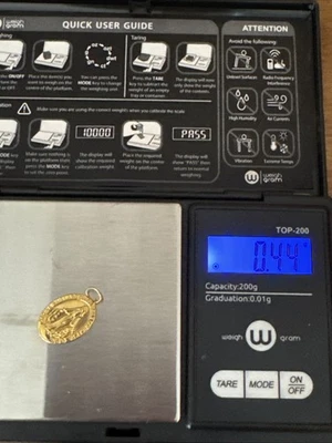 Colgante Mamá María de oro saudí de 18 quilates Foto 1 de 3