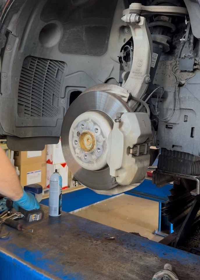 2019 - 2023 OEM BMW X5 G05 FRONT DISC BRAKES SET: CALIPERS, ROTORS, PADS - Image 1 of 4