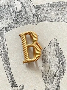 Joli Monogramme en métal doré Lettre B initiale, shabby Art nouveau 1,5 cm - Picture 1 of 2