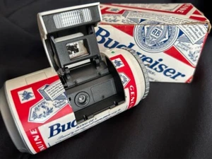 Lata de cerveza Budweiser vintage 35 mm cámara fotográfica sin usar en caja coleccionable de Japón - Imagen 1 de 5