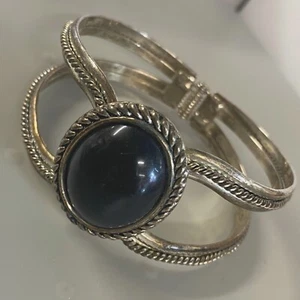 Silberfarbenes Manschettenarmband klappbar schwarz Cabochon Center gealterte Damenpatina - Bild 1 von 18